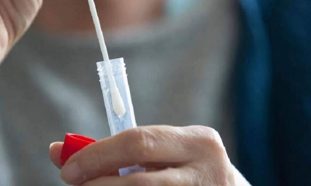 Rapid test: Ειδικοί συστήνουν ταυτόχρονη λήψη από στόμα και μύτη